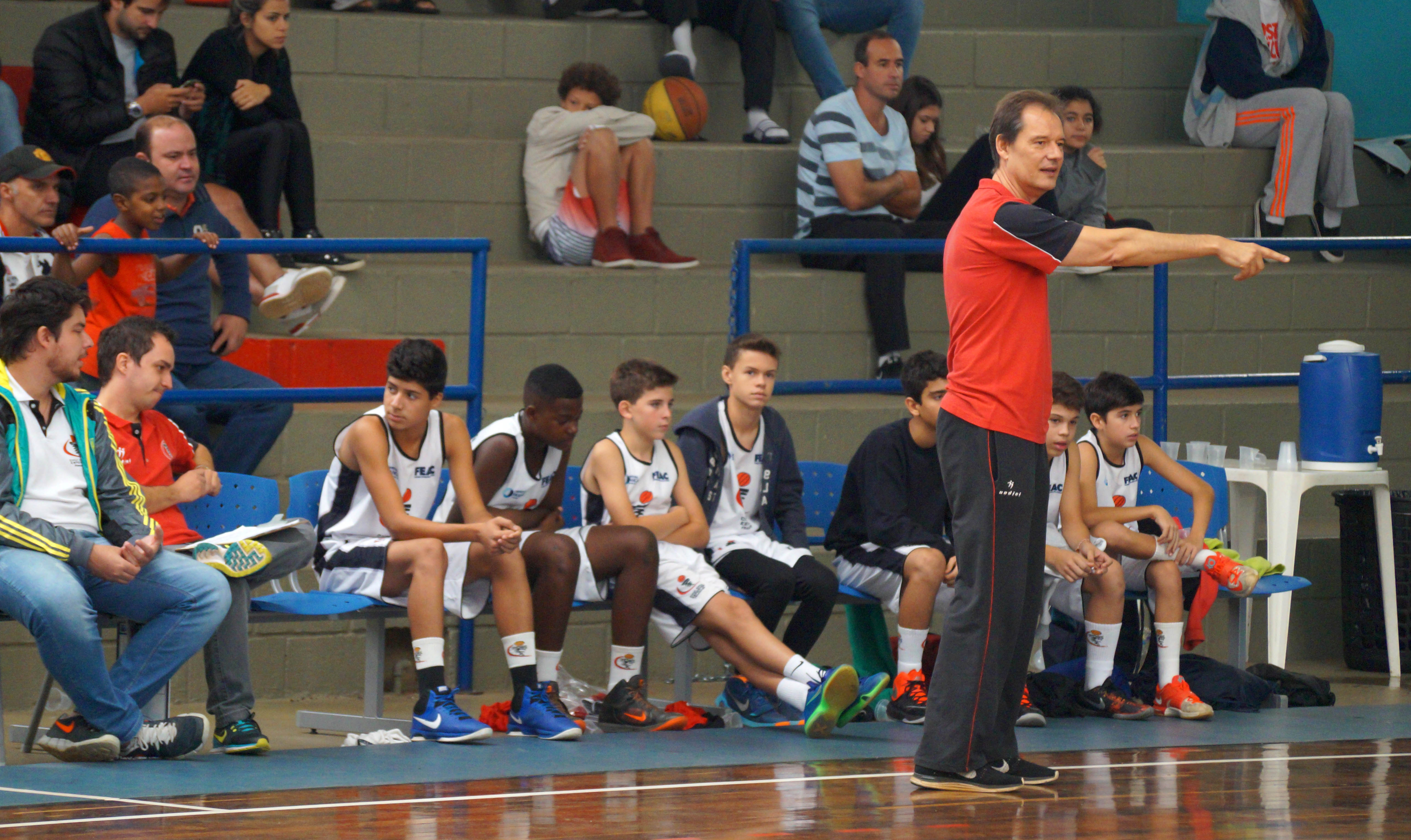 A quadra do ginásio da AABB ficou cheia, com pais de atletas das duas equipes tentando motivar os garotos (Foto: Palavra Fácil)